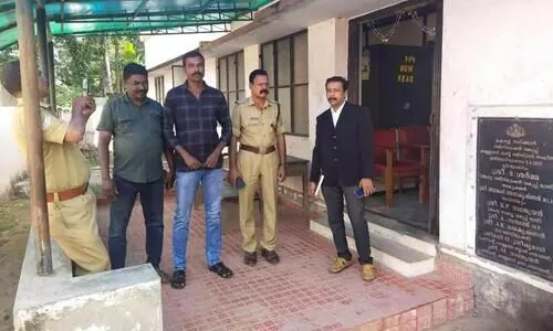 റിമാൻഡ് പ്രതി കോടതി ഉത്തരവിലൂടെ സബ് രജിസ്ട്രാർ ഓഫീസിലെത്തി വസ്തു പ്രമാണം ചെയ്തു നൽകി റിമാൻഡ് പ്രതി കോടതി ഉത്തരവിലൂടെ സബ് രജിസ്ട്രാർ ഓഫീസിലെത്തി വസ്തു പ്രമാണം ചെയ്തു നൽകി