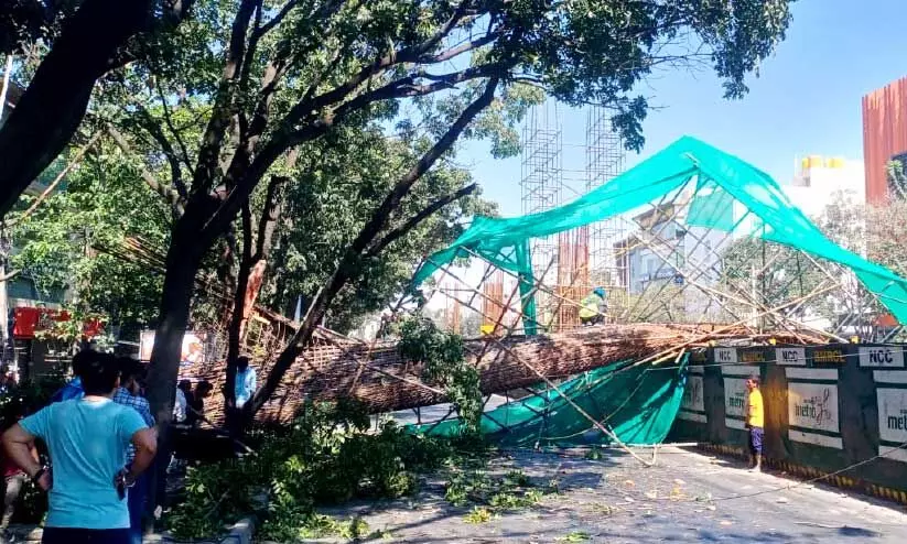 മെട്രോ തൂൺ തകർന്നുണ്ടായ അപകടം: ഹൈകോടതി സ്വമേധയാ കേസെടുത്തു മെട്രോ തൂൺ തകർന്നുണ്ടായ അപകടം: ഹൈകോടതി സ്വമേധയാ കേസെടുത്തു