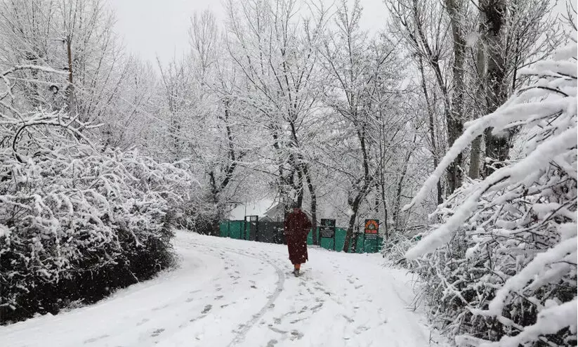 കശ്മീരിൽ കനത്ത മഞ്ഞുവീഴ്ച; ദേശീയപാതയടച്ചു, വിമാനങ്ങള്‍ റദ്ദാക്കി