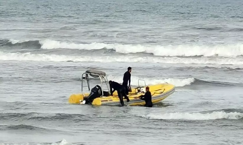 ബീച്ചിൽ അപകടത്തിൽപെട്ടയാളെ രക്ഷിച്ചു ബീച്ചിൽ അപകടത്തിൽപെട്ടയാളെ രക്ഷിച്ചു