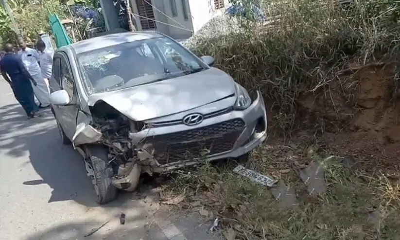 പിണങ്ങിക്കഴിയുന്ന ഭാര്യക്ക് സ്വന്തം ചരമ നോട്ടീസ് അയച്ചുകൊടുത്തയാൾ കാറപകടത്തിൽപെട്ട നിലയിൽ പിണങ്ങിക്കഴിയുന്ന ഭാര്യക്ക് സ്വന്തം ചരമ നോട്ടീസ് അയച്ചുകൊടുത്തയാൾ കാറപകടത്തിൽപെട്ട നിലയിൽ