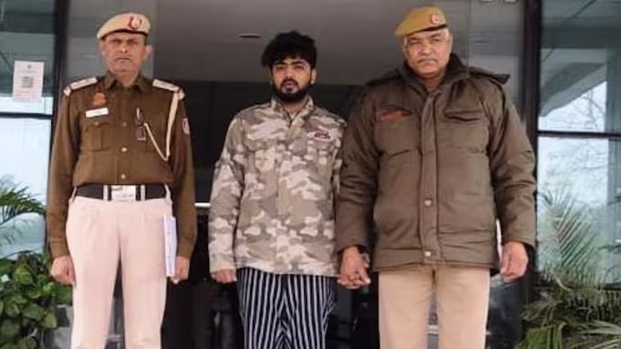 സുഹൃത്തുക്കൾക്ക് കാമുകിമാരോടൊപ്പം കൂടുതൽ സമയം ചെലവഴിക്കാൻ വിമാനത്തിന് വ്യാജ ബോംബ് ഭീഷണി; ഒരാൾ അറസ്റ്റിൽ