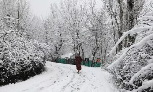 കശ്മീരിൽ കനത്ത മഞ്ഞുവീഴ്ച; ദേശീയപാതയടച്ചു, വിമാനങ്ങള്‍ റദ്ദാക്കി