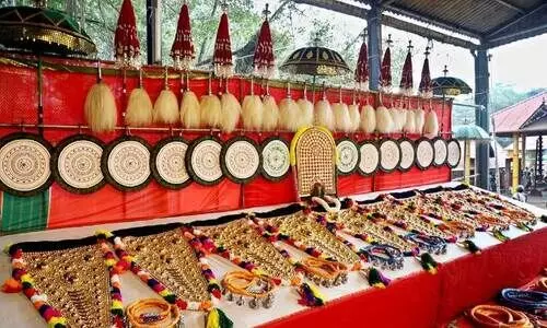 ഉ​യ​രു​ക​യാ​യ്...ദേ​ശ​പ്പെ​രു​മ​യു​ടെ ഉ​ത്സ​വാ​ര​വം