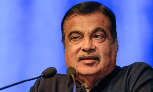 ഗഡ്​കരിക്ക്​ ഉദ്ധവിന്റെ ടിക്കറ്റ്​ വാഗ്ദാനം