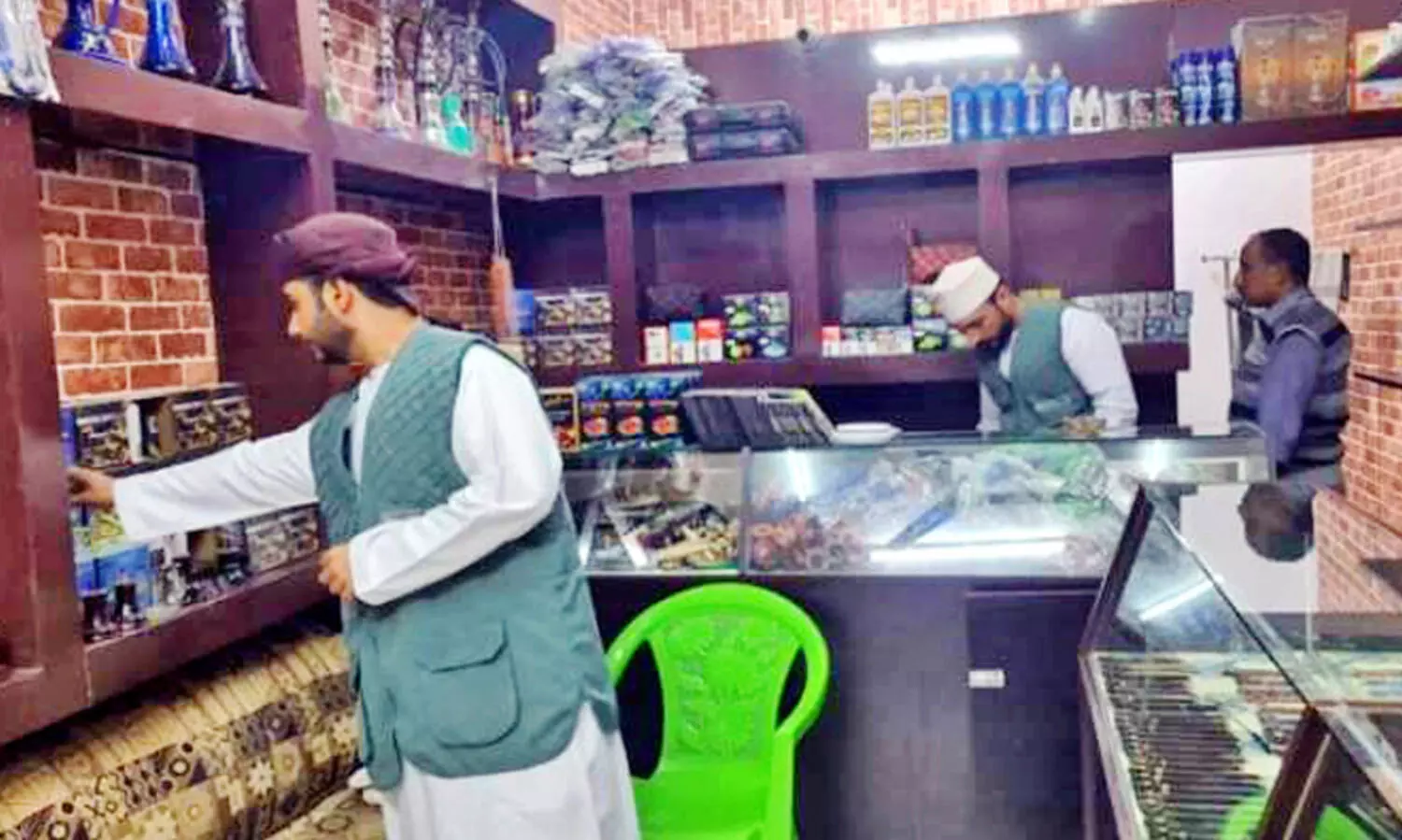 വ​ട​ക്ക​ൻ ബാ​ത്തി​ന​യി​ലെ ക​ട​ക​ളി​ൽ പ​രി​ശോ​ധ​ന​യു​മാ​യി സി.​പി.​എ