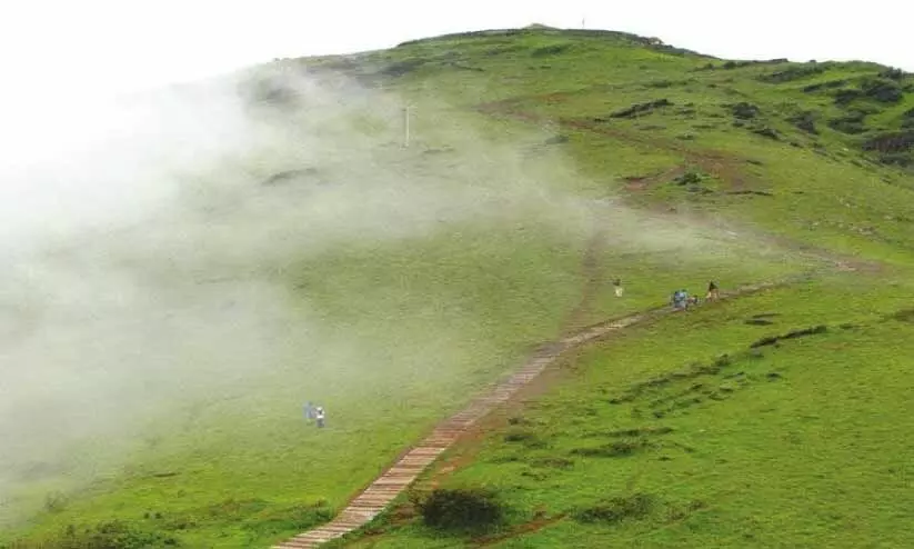 മു​ല്ല​യാ​ന​ഗി​രി​യി​ൽ സ്വ​കാ​ര്യ വാ​ഹ​ന​ങ്ങ​ൾ​ക്ക് താ​ൽ​ക്കാ​ലി​ക വി​ല​ക്കേ​ർ​പ്പെ​ടു​ത്തി​യേ​ക്കും