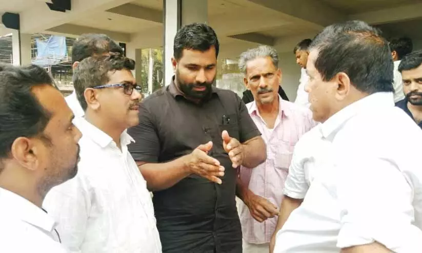 ദു​രി​തം, ​ദേ​ശീ​യ​പാ​ത നി​ർ​മാ​ണം; ഗ​താ​ഗ​ത​കു​രു​ക്കും പൊ​ടി​ശ​ല്യ​വും രൂ​ക്ഷം, വ്യാ​പാ​രി​ക​ൾ സ​മ​ര​ത്തി​ന്