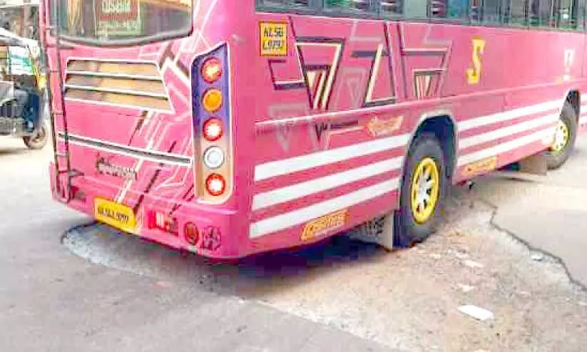 കുഴിയടക്കാൻ വൈകുന്നു: വാഹനക്കുരുക്കിൽ പൈപ്പ് റോഡ് കുഴിയടക്കാൻ വൈകുന്നു: വാഹനക്കുരുക്കിൽ പൈപ്പ് റോഡ്