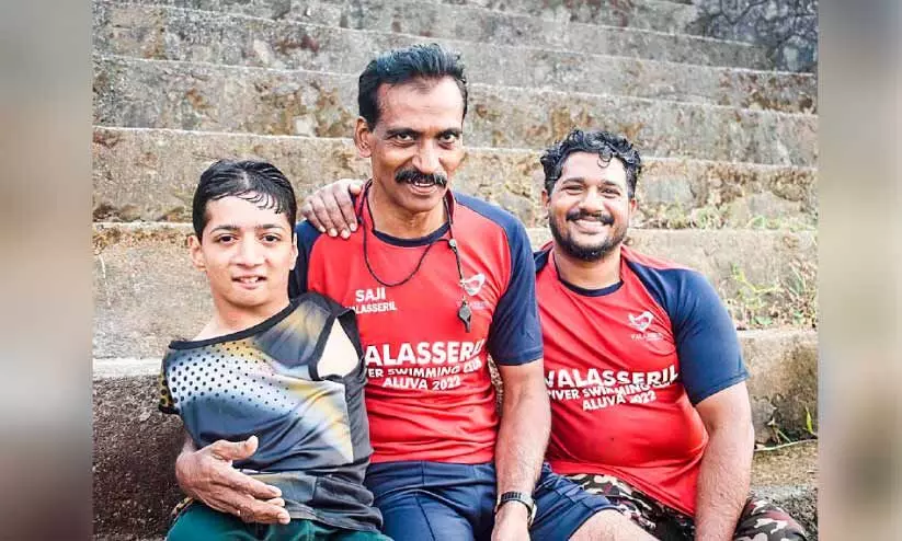 വീണ്ടും പെരിയാറിന്റെ ഓളങ്ങളെ കീഴടക്കി ആസിം വെളിമണ്ണ വീണ്ടും പെരിയാറിന്റെ ഓളങ്ങളെ കീഴടക്കി ആസിം വെളിമണ്ണ