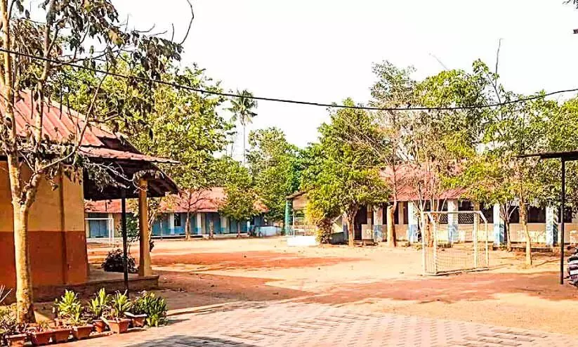 സ്വന്തം സ്കൂളിന് അവഗണന; വി.ആര്.എസിനൊരുങ്ങി അധ്യാപിക, ആശ്വസിപ്പിച്ച് മന്ത്രി സ്വന്തം സ്കൂളിന് അവഗണന; വി.ആര്.എസിനൊരുങ്ങി അധ്യാപിക, ആശ്വസിപ്പിച്ച് മന്ത്രി