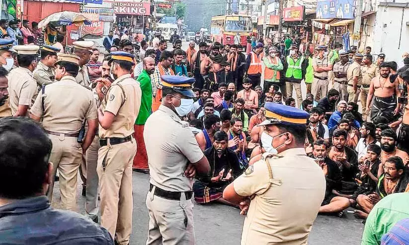 വാഹനങ്ങൾ എരുമേലിയിൽ തടഞ്ഞു; പ്രതിഷേധിച്ച് അയ്യപ്പഭക്തർ