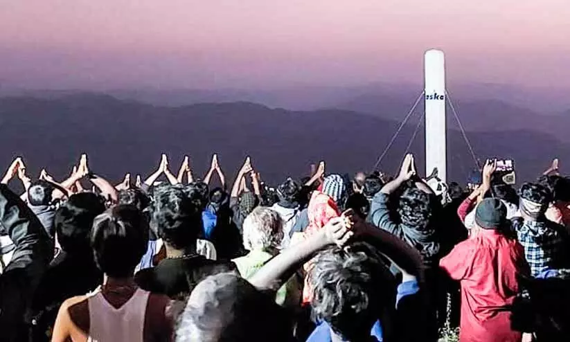 പുല്ലുമേട്ടിൽ മകരജ്യോതി ദര്ശിച്ച് ആയിരങ്ങൾ പുല്ലുമേട്ടിൽ മകരജ്യോതി ദര്ശിച്ച് ആയിരങ്ങൾ