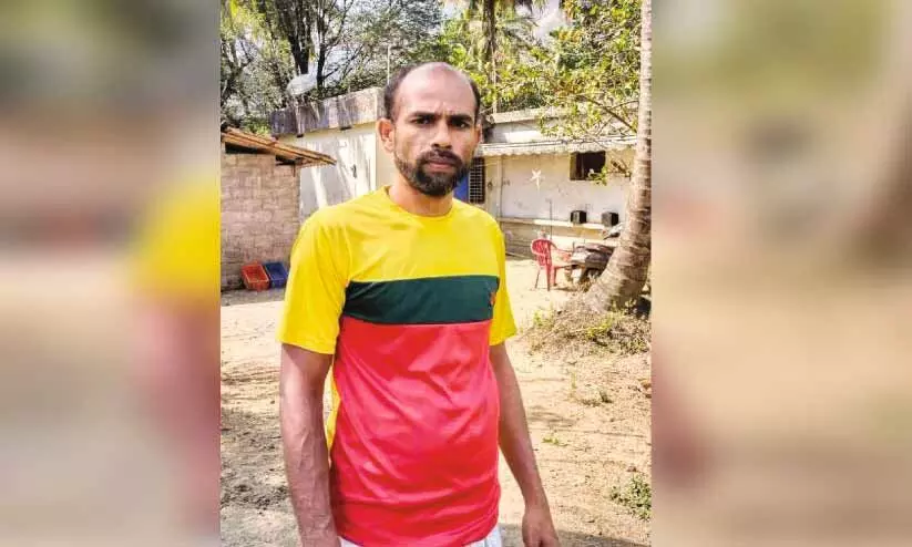 ഷംസുദ്ദീൻ വീടിന് മുന്നിൽ ഷംസുദ്ദീൻ വീടിന് മുന്നിൽ