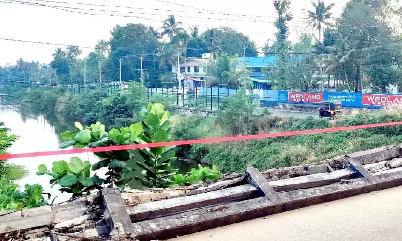 ഇരവിപുരം-താന്നി തീരദേശ പാലത്തിന്റെ കൈവരി തകര്ന്നു ഇരവിപുരം-താന്നി തീരദേശ പാലത്തിന്റെ കൈവരി തകര്ന്നു