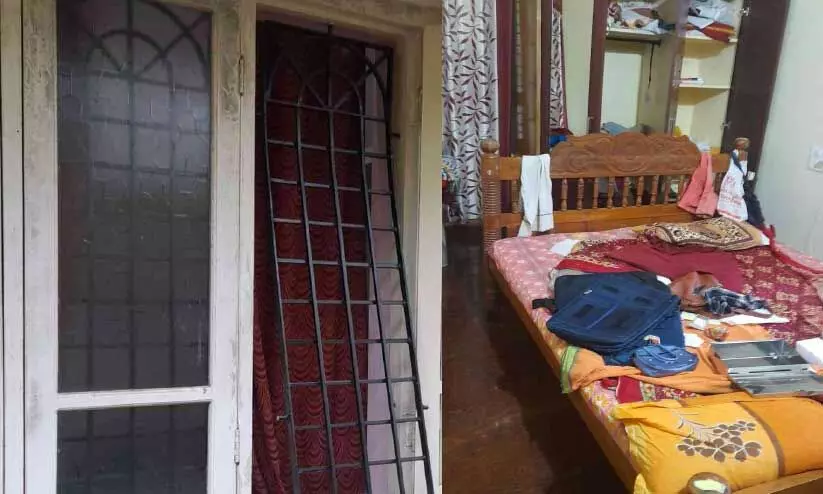 വീടുകളിൽ കവർച്ച വീടുകളിൽ കവർച്ച