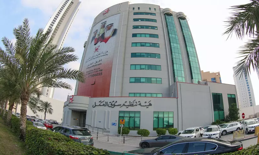 ലേബർ രജിസ്ട്രേഷൻ; ഫീസ് അടക്കുന്നതിനുള്ള സംവിധാനങ്ങൾ പ്രഖ്യാപിച്ചു ലേബർ രജിസ്ട്രേഷൻ; ഫീസ് അടക്കുന്നതിനുള്ള സംവിധാനങ്ങൾ പ്രഖ്യാപിച്ചു