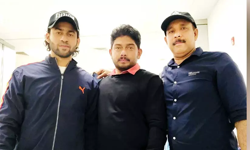 നി​യ​മ​ക്കു​രു​ക്കി​ല​ക​പ്പെ​ട്ട പ്ര​വാ​സി​ക്ക് തു​ണ​യാ​യി മൂ​വ​ർ സം​ഘം