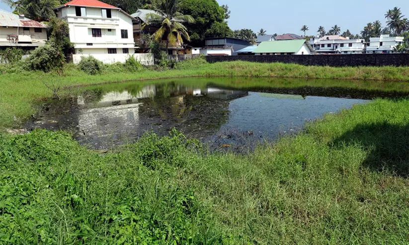 കണ്ണൻക്കുളത്തിന് പുതിയ മുഖം: നവീകരണ പ്രവർത്തനങ്ങൾ ഉടൻ ആരംഭിക്കും കണ്ണൻക്കുളത്തിന് പുതിയ മുഖം: നവീകരണ പ്രവർത്തനങ്ങൾ ഉടൻ ആരംഭിക്കും
