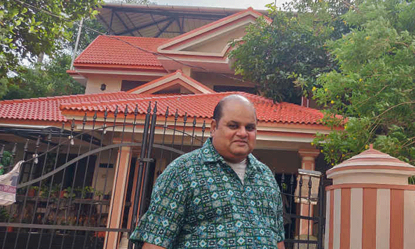 Four Men Attackes Actor Sunil Sukhadas car In Thrissur Four Men Attackes Actor Sunil Sukhadas car In Thrissur