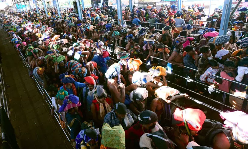 തീർഥാടക പ്രവാഹത്തിൽ സന്നിധാനം തീർഥാടക പ്രവാഹത്തിൽ സന്നിധാനം