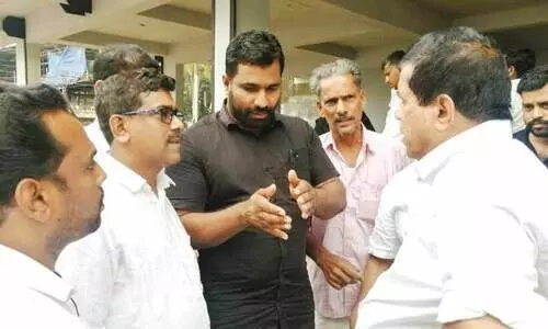 ദു​രി​തം, ​ദേ​ശീ​യ​പാ​ത നി​ർ​മാ​ണം; ഗ​താ​ഗ​ത​കു​രു​ക്കും പൊ​ടി​ശ​ല്യ​വും രൂ​ക്ഷം, വ്യാ​പാ​രി​ക​ൾ സ​മ​ര​ത്തി​ന്