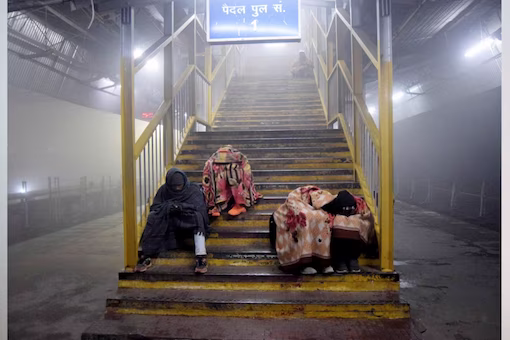 ഡൽഹിയിൽ അതിശൈത്യം ബുധനാഴ്ച വരെ തുടരും; താപനില മൂന്ന് ഡിഗ്രിയിലേക്ക് താഴ്ന്നേക്കും, മൂടൽമഞ്ഞിൽ വിമാനങ്ങൾ വൈകി ഡൽഹിയിൽ അതിശൈത്യം ബുധനാഴ്ച വരെ തുടരും; താപനില മൂന്ന് ഡിഗ്രിയിലേക്ക് താഴ്ന്നേക്കും, മൂടൽമഞ്ഞിൽ വിമാനങ്ങൾ വൈകി