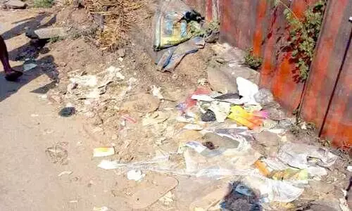 നടപ്പാതയിൽ മാലിന്യം: അപകടഭീഷണിയിൽ കാൽനടയാത്രികർ