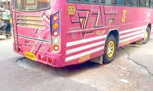 കുഴിയടക്കാൻ വൈകുന്നു: വാഹനക്കുരുക്കിൽ പൈപ്പ് റോഡ്