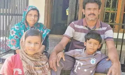 അ​മ്പ​ര​പ്പ് മാ​റാ​തെ മു​സ്ത​ഫ​യും വീ​ട്ടു​കാ​രും