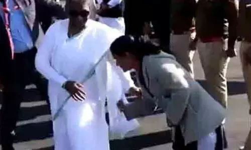 രാഷ്ട്രപതിയുടെ കാൽ തൊട്ട് വന്ദിക്കാൻ ശ്രമിച്ച രാജസ്ഥാൻ എൻജിനീയർക്ക് സസ്പെൻഷൻ