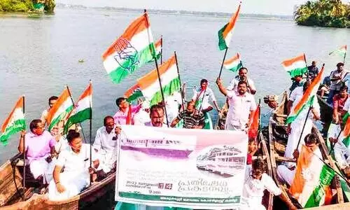 വേഗ ബോട്ട്​: അരൂക്കുറ്റി ബോട്ട് ജെട്ടി വളഞ്ഞ്​ കോൺഗ്രസ്​