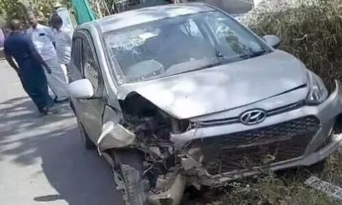 ഭാര്യക്ക് സ്വന്തം ചരമവാർത്ത അയച്ചുകൊടുത്ത യുവാവിന് കാറപകടത്തിൽ പരിക്ക് ഭാര്യക്ക് സ്വന്തം ചരമവാർത്ത അയച്ചുകൊടുത്ത യുവാവിന് കാറപകടത്തിൽ പരിക്ക്