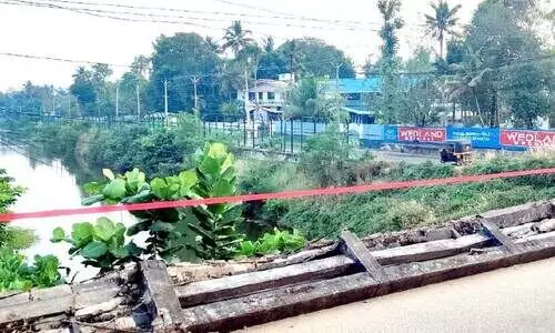 ഇരവിപുരം-താന്നി തീരദേശ പാലത്തിന്റെ കൈവരി തകര്‍ന്നു