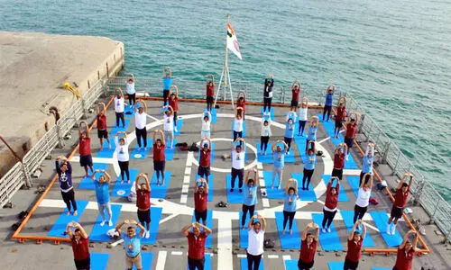 ഇന്ത്യന്‍ നേവി കപ്പലില്‍ യോഗ പരിശീലനം