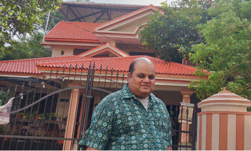 Four Men Attackes  Actor  Sunil Sukhadas car In Thrissur