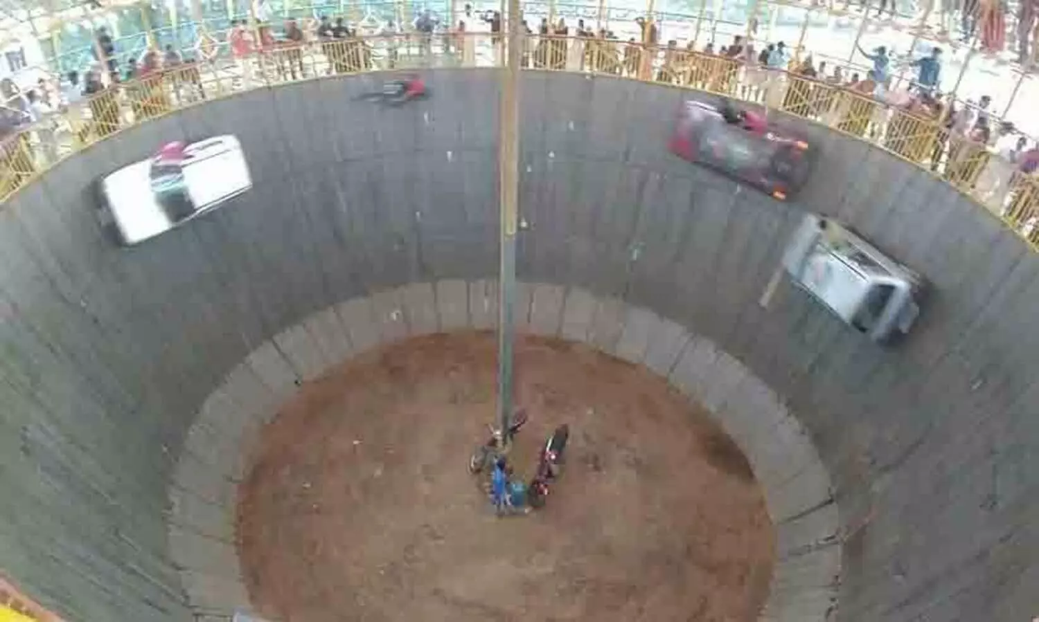 മരണക്കിണറിൽ വീണ് ബൈക്ക് അഭ്യാസിക്ക് പരിക്ക്