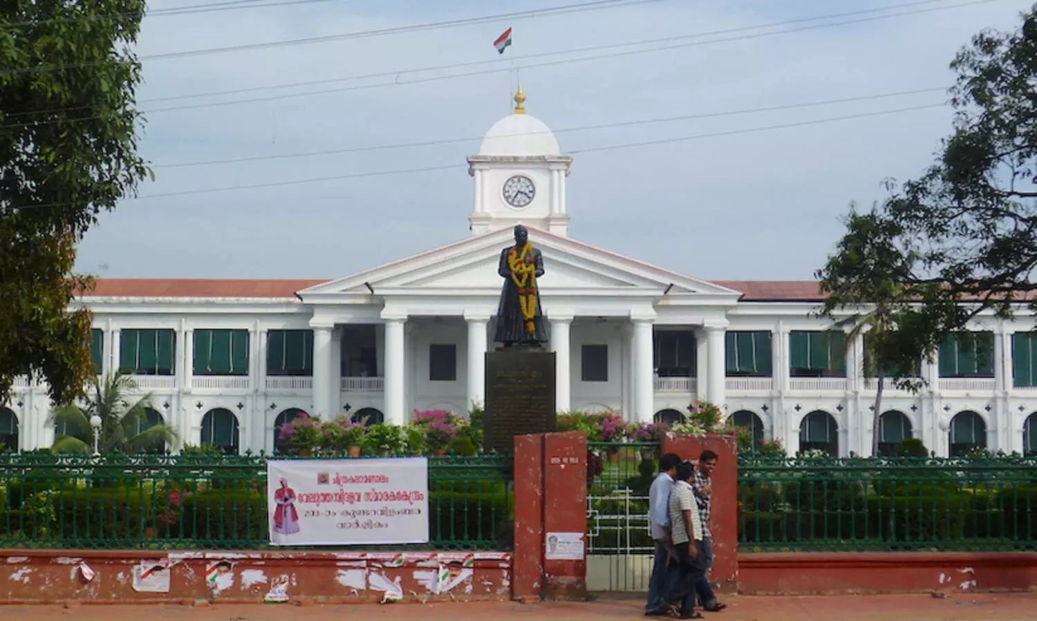 സെ​ക്ര​ട്ടേ​റി​യ​റ്റി​ലെ കോ​ൺ​ഗ്ര​സ് അ​നു​കൂ​ല സം​ഘ​ട​ന​ക്കു​ള്ളി​ൽ നേ​താ​ക്ക​ൾ  തമ്മിൽത്തല്ലി