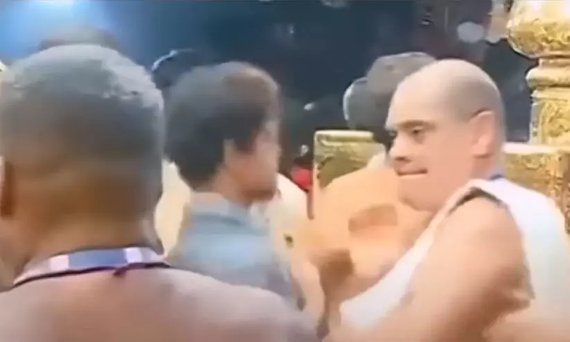 ശബരിമലയിൽ തീർഥാടകരെ ദേവസ്വം ഗാർഡ് പിടിച്ചുതള്ളിയ സംഭവം: രൂക്ഷ വിമർശനവുമായി ഹൈകോടതി ശബരിമലയിൽ തീർഥാടകരെ ദേവസ്വം ഗാർഡ് പിടിച്ചുതള്ളിയ സംഭവം: രൂക്ഷ വിമർശനവുമായി ഹൈകോടതി