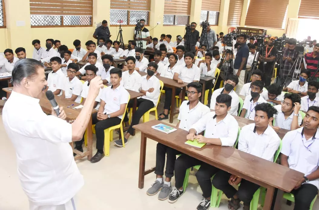 അടിയന്തരാവസ്ഥക്കാലത്തെ ജയിൽവാസമാണ് തന്നെ രാഷ്ട്രീയക്കാരനാക്കി മാറ്റിയതെന്ന് എം.വി ഗോവിന്ദൻ അടിയന്തരാവസ്ഥക്കാലത്തെ ജയിൽവാസമാണ് തന്നെ രാഷ്ട്രീയക്കാരനാക്കി മാറ്റിയതെന്ന് എം.വി ഗോവിന്ദൻ