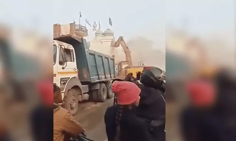 യു.പിയിൽ 16ാം നൂറ്റാണ്ടിൽ നിർമിച്ച മസ്ജിദ് തകർത്തു; നടപടി കോടതി കേസ് പരിഗണിക്കുന്നതിന് രണ്ട് ദിവസം മുമ്പ് യു.പിയിൽ 16ാം നൂറ്റാണ്ടിൽ നിർമിച്ച മസ്ജിദ് തകർത്തു; നടപടി കോടതി കേസ് പരിഗണിക്കുന്നതിന് രണ്ട് ദിവസം മുമ്പ്