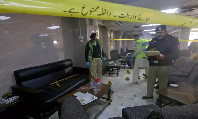 പാകിസ്താനിൽ പ്രമുഖ അഭിഭാഷകൻ ഹൈകോടതി മുറിയിൽ വെടിയേറ്റു മരിച്ചു പാകിസ്താനിൽ പ്രമുഖ അഭിഭാഷകൻ ഹൈകോടതി മുറിയിൽ വെടിയേറ്റു മരിച്ചു