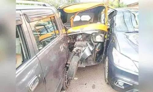 ഏറ്റുമാനൂരിൽ കാറുകളും ഓട്ടോറിക്ഷയും കൂട്ടിയിടിച്ചു