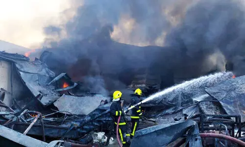 ഗോ​ഡൗ​ണി​ലെ തീ​പി​ടി​ത്തം അ​ണ​ച്ച​ത് ​20 മ​ണി​ക്കൂ​ർ നീ​ണ്ട യ​ജ്ഞ​ത്തി​ൽ