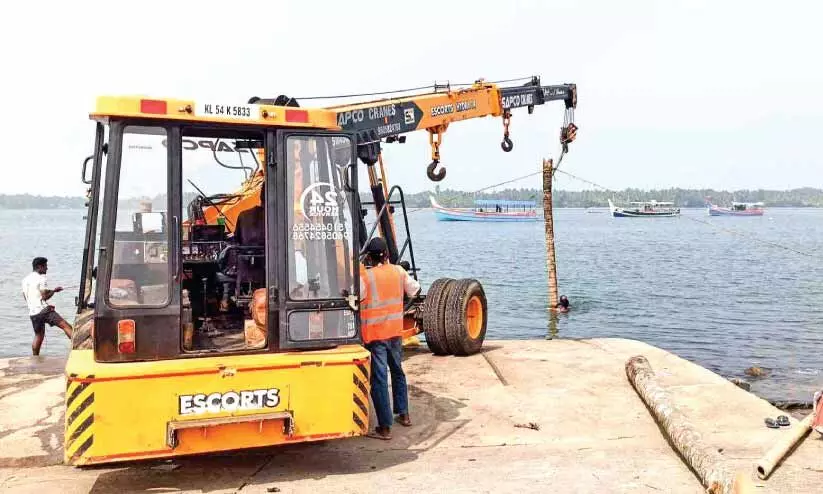 പാതിവഴിയിൽ നിർമാണം നിലച്ച് ബോട്ട്ജെട്ടി പാതിവഴിയിൽ നിർമാണം നിലച്ച് ബോട്ട്ജെട്ടി