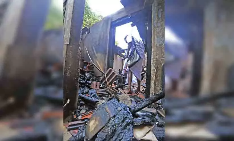 കണ്ണൂരിൽ സ​മൂ​ഹി​ക​വി​രു​ദ്ധ​ർ ചേർന്ന്  വയോധികയുടെ വീട് കത്തിച്ചു
