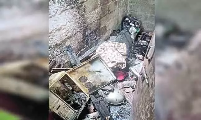 നിലവിളക്കിൽനിന്ന് തീപടർന്ന് വീട് കത്തിനശിച്ചു നിലവിളക്കിൽനിന്ന് തീപടർന്ന് വീട് കത്തിനശിച്ചു