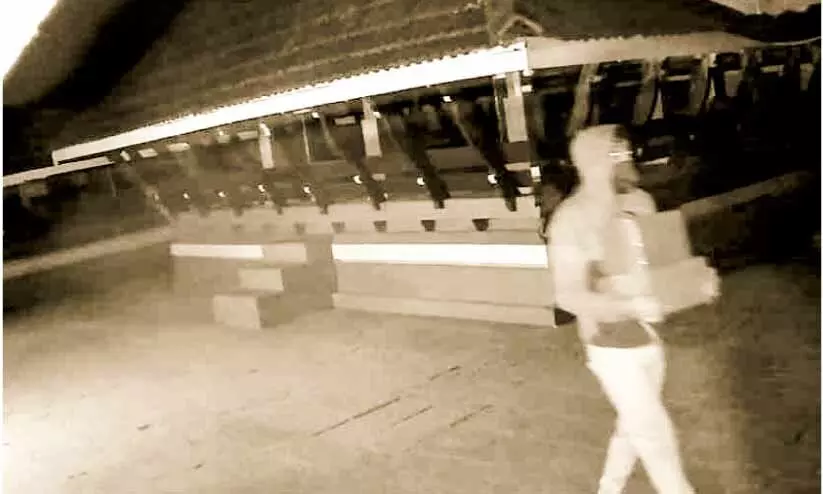 ചുടുവാലത്തൂർ ശിവക്ഷേത്രത്തിൽ മോഷണം; നാല് ഭണ്ഡാരങ്ങൾ ഇളക്കി കൊണ്ടുപോയി