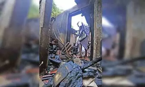 കണ്ണൂരിൽ സ​മൂ​ഹി​ക​വി​രു​ദ്ധ​ർ ചേർന്ന്  വയോധികയുടെ വീട് കത്തിച്ചു