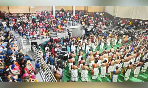 താ​ള​മേ​ള​ങ്ങ​ളു​മാ​യി പു​തു​വ​ത്സ​രാ​ഘോ​ഷം